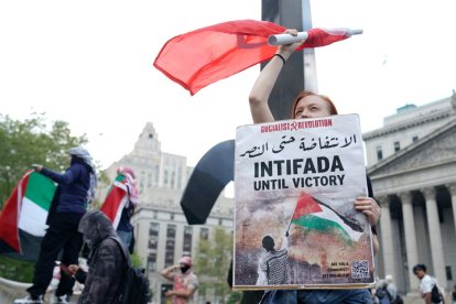 Vándalos antisemitas destrozan el monumento a la Primera Guerra Mundial y queman una bandera estadounidense en Central Park