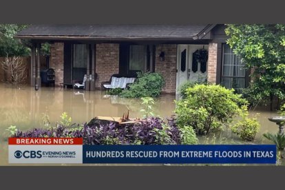 Captura de pantalla proporcionada por CBS Evening News con los destrozos que provocó en Texas la tormenta primaveral que azotó el estado el lunes, 6 de mayo.