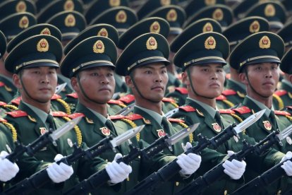 Una formación de la Policía Armada Popular China participa en un desfile militar para celebrar el 70 aniversario de la fundación de la República Popular China en Pekín.