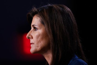 La aspirante presidencial republicana de Estados Unidos y ex embajadora de la ONU, Nikki Haley, habla durante un evento de campaña en Greenville, Carolina del Sur