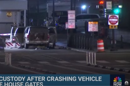 Captura de pantalla de un vídeo proporcionado por NBC News con las autoridades de Washington retirando el vehículo que se estrelló contra una verja en la Casa Blanca.