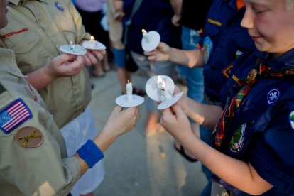 Imagen de archivo de varios miembros del programa Cub Scout y de los Boy Scouts durante un homenaje en Michigan.