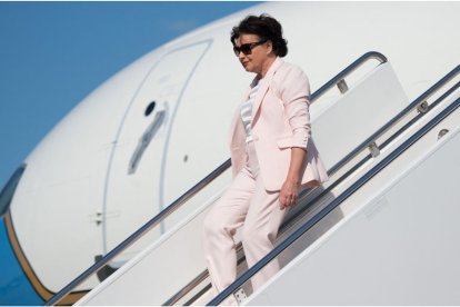 Amalija Knavs, madre de la Primera Dama Melania Trump, desembarca del Air Force One a su llegada al Aeropuerto Municipal de Morristown en Morristown en 2018,