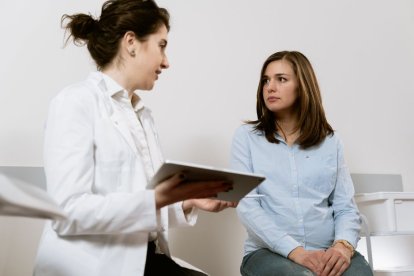 Imagen de archivo de una médica hablando con una a una paciente.