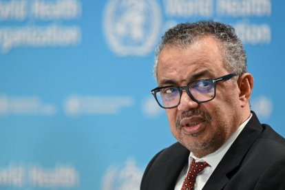 El jefe de la Organización Mundial de la Salud (OMS), Tedros Adhanom Ghebreyesus, habla en una rueda de prensa sobre el 75 aniversario de la Organización Mundial de la Salud en Ginebra, el 6 de abril de 2023. (Foto de Fabrice COFFRINI / AFP)