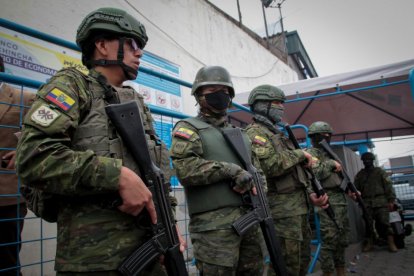 Militares ecuatorianos en las calles