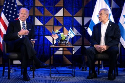 El presidente estadounidense Joe Biden (izq.) habla mientras el primer ministro de Israel, Benjamin Netanyahu, escucha antes de su reunión en Tel Aviv