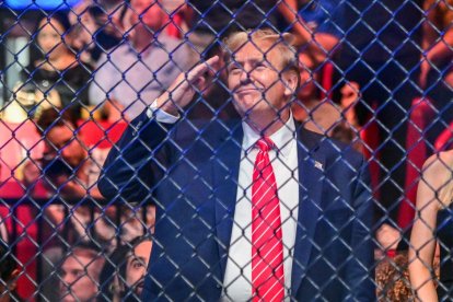 El expresidente estadounidense Donald Trump asiste al evento de artes marciales mixtas Ultimate Fighting Championship (UFC) 299 en el Kaseya Center de Miami, Florida, el 9 de marzo de 2024.