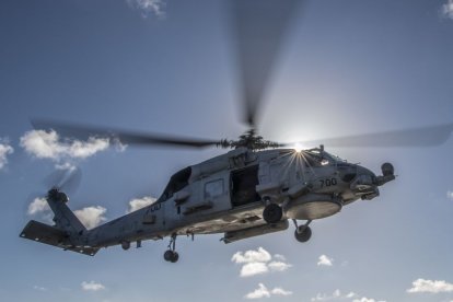 An MH-60R Seahawk, attached to the “Saberhawks” of Helicopter Maritime Strike Squadron (HSM) 77 conducts vertical replenishment training aboard the guided-missile cruiser USS Shiloh (CG 67).