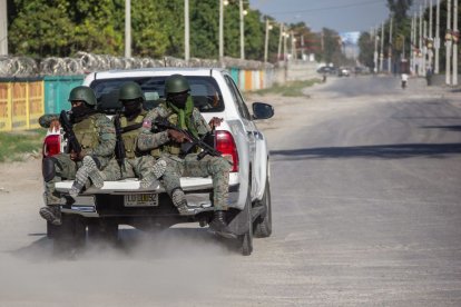 Imagen de archivo de agentes de policía y del ejército custodian el aeropuerto internacional Toussaint Louverture en Puerto Príncipe.