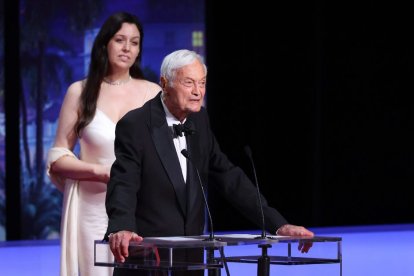 Imagen de archivo de Roger Corman entregando un premio en Cannes.