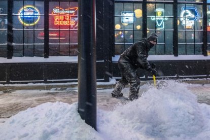 Un hombre lucha por contener las mansalvas de nieve que se hacinan en las calles de un pequeño pueblo de Iowa. Va tan solo equipado con una pala.