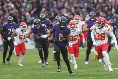 Los Baltimore Ravens y los Kansas City Chiefs, durante la final del campeonaro AFC. 2023.