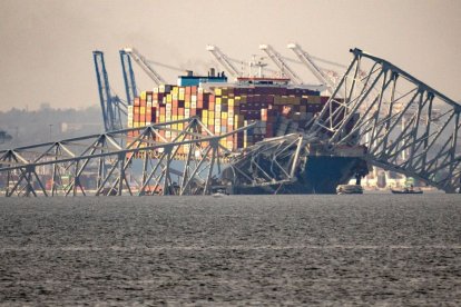 Parte de la estructura de acero del puente Francis Scott Key se encuentra encima del buque portacontenedores Dali después de que el puente colapsara en Baltimore