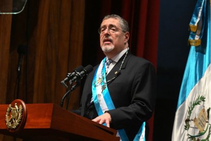 El nuevo presidente de Guatemala, Bernardo Arévalo, pronuncia un discurso tras jurar el cargo durante su ceremonia de investidura en el Centro Cultural Miguel Ángel Asturias de Ciudad de Guatemala, el 14 de enero de 2024.