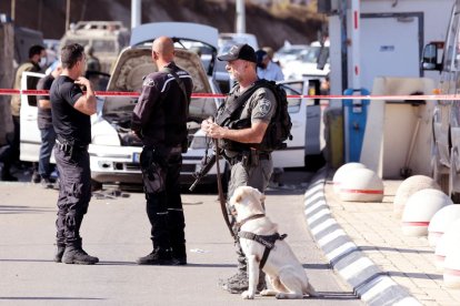 Fuerzas de seguridad vigilan un punto de control en una imagen de archivo.