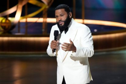 Anthony Anderson presentó loa 75ª edición de los Premios Emmy en los que 'Succession' y 'The Bear' fueron los principales ganadores.