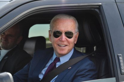 Biden en un carro eléctrico