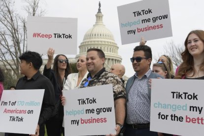 Creadores de TikTok marchan desde el Capitolio de EE.UU. hasta la Casa Blanca exigiendo al presidente Biden que mantenga TikTok durante una manifestación, hoy 13 de marzo de 2024 en Cannon HOB/Capitol Hill en Washington DC, EE.UU.. (Foto de Lenin Nolly/Sipa USA)