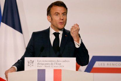 El presidente de Francia, Emmanuel Macron, pronuncia un discurso durante una reunión con altos cargos del Gobierno en París