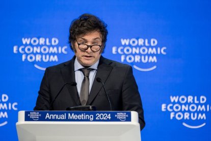 El presidente de Argentina, Javier Milei, pronuncia un discurso en la reunión del Foro Económico Mundial (FEM) en Davos el 17 de enero de 2024. (Foto de Fabrice Coffrini / AFP)
