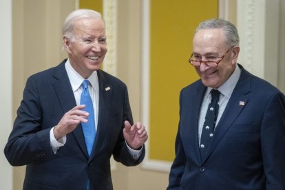 Imagen de archivo del presidente de Estados Unidos, Joe Biden, y el líder de la mayoría del Senado, Chuck Schumer (demócrata de Nueva York), respondiendo a las preguntas de los medios de comunicación tras una reunión con los demócratas del Senado para un almuerzo político en el Capitolio de Estados Unidos en Washington, DC, EE.UU. 02 de marzo 2023.