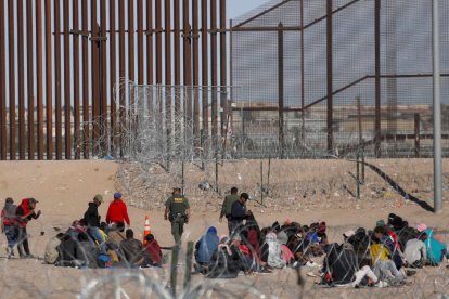 Migrantes solicitantes de asilo esperan ser procesados por la Patrulla Fronteriza de Estados Unidos después de haber cruzado el río Grande desde Ciudad Juárez, estado de Chihuahua, México