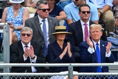 El expresidente estadounidense Donald Trump (d), junto a la exprimera dama Melania Trump (c) y su padre Viktor Knavs (i), asiste a la ceremonia de graduación de su hijo, Barron Trump, en la Academia Oxbridge en Palm Beach, Florida, el 17 de mayo de 2024.