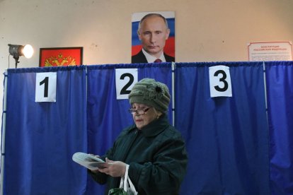 Una mujer vota en las elecciones presidenciales de Rusia en un colegio electoral en Donetsk, Ucrania controlada por Rusia, en medio del conflicto entre Rusia y Ucrania el 16 de marzo de 2024.