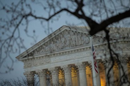 Imagen de archivo del edificio del Tribunal Supremo de EE.UU. al amanecer, en Washington D.C., el jueves 4 de enero de 2024. (Graeme Sloan/Sipa EE.UU.)