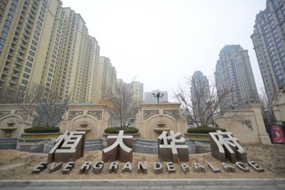 Una vista general muestra la entrada del complejo residencial del Grupo Evergrande llamado Palacio Evergrande en Pekín el 30 de enero de 2024. Un tribunal de Hong Kong ordenó el 29 de enero la liquidación del gigante inmobiliario chino Evergrande, pero la empresa afirmó que seguiría operando en un caso que se ha convertido en un símbolo de los crecientes problemas económicos de la nación.