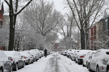 Un hombre limpiando la nieve de su automóvil en Washington durante la tormenta invernal registrada el 19 de enero de 2024.