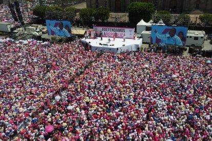 Vista aérea de partidarios de la candidata presidencial opositora Xochitl Gálvez, del partido de coalición Fuerza y Corazón por México, asistiendo a un mitin político en la Plaza del Zócalo antes de las elecciones nacionales en la Ciudad de México el 19 de mayo de 2024