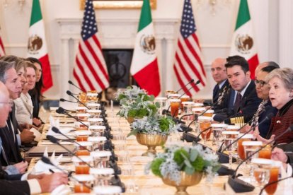 La ministra de Relaciones Exteriores de México, Alicia Bárcena (2.º por la derecha), habla durante una reunión bilateral con el Secretario de Estado de Estados Unidos, Antony Blinken (2.º por la izquierda) |