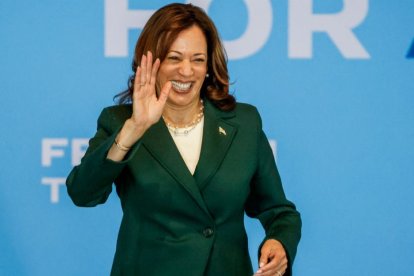 La vicepresidenta de Estados Unidos, Kamala Harris, saluda