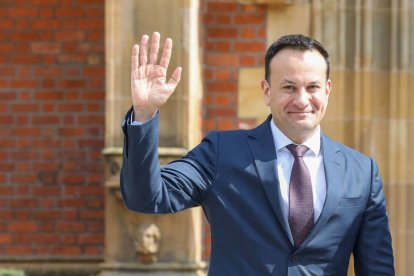 El primer ministro de Irlanda, Leo Varadkar, saluda al salir de un evento