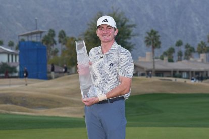 Nick Dunlap. con el trofeo.