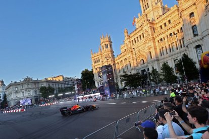 El piloto mexicano de Fórmula 1 Sergio Pérez conduce su F1 por las calles del centro de Madrid durante una exhibición el 15 de julio de 2023.