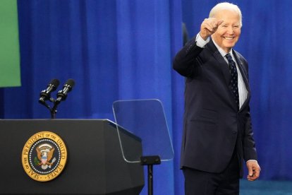 Biden sonríe y levanta el pulgar tras una comparecencia.