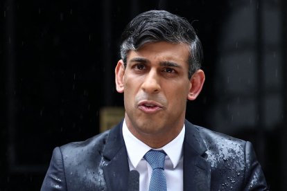 El primer ministro británico, Rishi Sunak, pronuncia un discurso para anunciar el 4 de julio como fecha de las próximas elecciones generales del Reino Unido, en el número 10 de Downing Street, en el centro de Londres, el 22 de mayo de 2024. El Reino Unido acudirá a las urnas el 4 de julio de 2024, en unas elecciones generales largamente esperadas y convocadas por el primer ministro Rishi Sunak el miércoles. La votación, la tercera desde el referéndum sobre el Brexit en 2016 y la primera en julio desde 1945, se produce en un momento en que Sunak trata de aprovechar la mejora de los datos económicos para atraer a los votantes afectados por las subidas del coste de la vida.