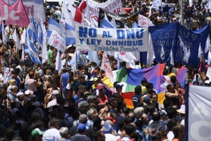 Miles de argentinos salen a las calles en la huelga convocada contra Javier Milei 45 días después de su toma de poder.