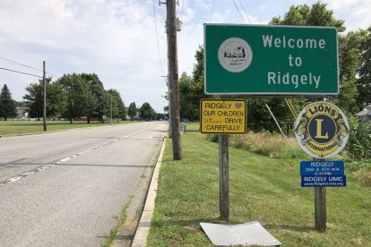 Vista hacia el sur a lo largo de la Ruta Estatal 312 de Maryland (Avenida Central) en Seward Road en Ridgely, Condado de Caroline, Maryland