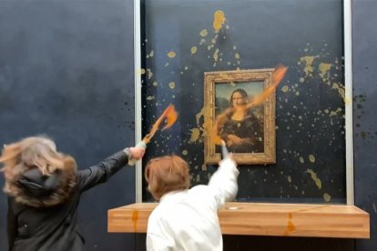 Activistas lanzan botas de sopa anaranjada contra el retrato de la Mona Lisa