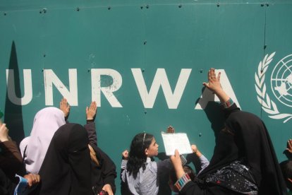 Mujeres palestinas participan en una protesta contra posibles reducciones de los servicios y la ayuda ofrecidos por la Agencia de Naciones Unidas para los Refugiados Palestinos en Oriente Próximo (UNRWA), frente a la sede de la UNRWA en la ciudad de Gaza 16 de agosto de 2015.