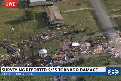 Captura de pantalla de un video de WFAA que muestra los destrozos en Texas tras un tornado el domingo 16 de mayo de 2024.