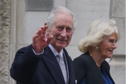 El rey Carlos III y la reina Camilla abandonan la London Clinic, en el centro de Londres, donde el rey Carlos se sometió a una intervención para tratar el agrandamiento de la próstata.