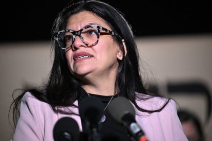 La representante estadounidense Rashida Tlaib (D-MI), habla durante una conferencia de prensa de rabinos pidiendo un alto el fuego entre Israel y Hamás