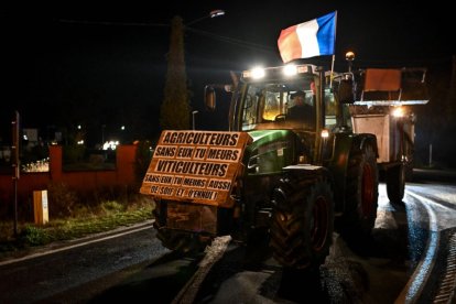 Agricultores franceses protestan bloqueando las autpistas con sus tractores