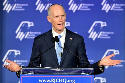 El senador estadounidense Rick Scott (R-FL) habla durante una cena de Shabat el día de la inauguración de la cumbre de liderazgo de la Coalición Judía Republicana en el Centro de Conferencias Venetian en Las Vegas