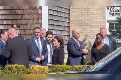 Nueva York: la gobernadora demócrata Hochul se retira abruptamente del funeral del agente Jonathan Diller tras ser confrontada por uno de los asistentes